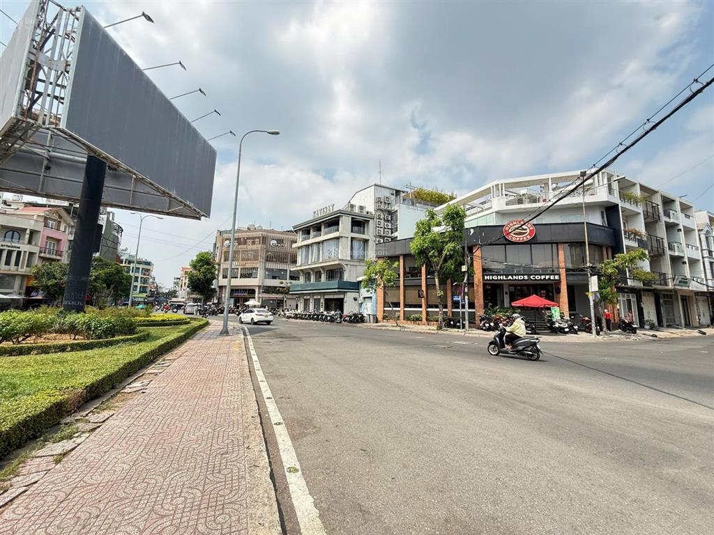 Cho thuê nhà góc 2mt số 46 đường hoa hồng, phường cầu kiệu, 17x12m, 1 hầm 1 trệt 2 lầu, 280tr/th