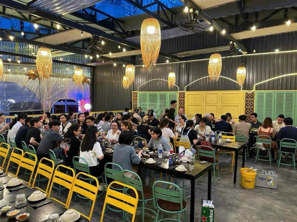 Cho thuê mặt bằng đẹp 875m2, trống suốt, số 236 pasteur, quận 3, gần hồ con rùa