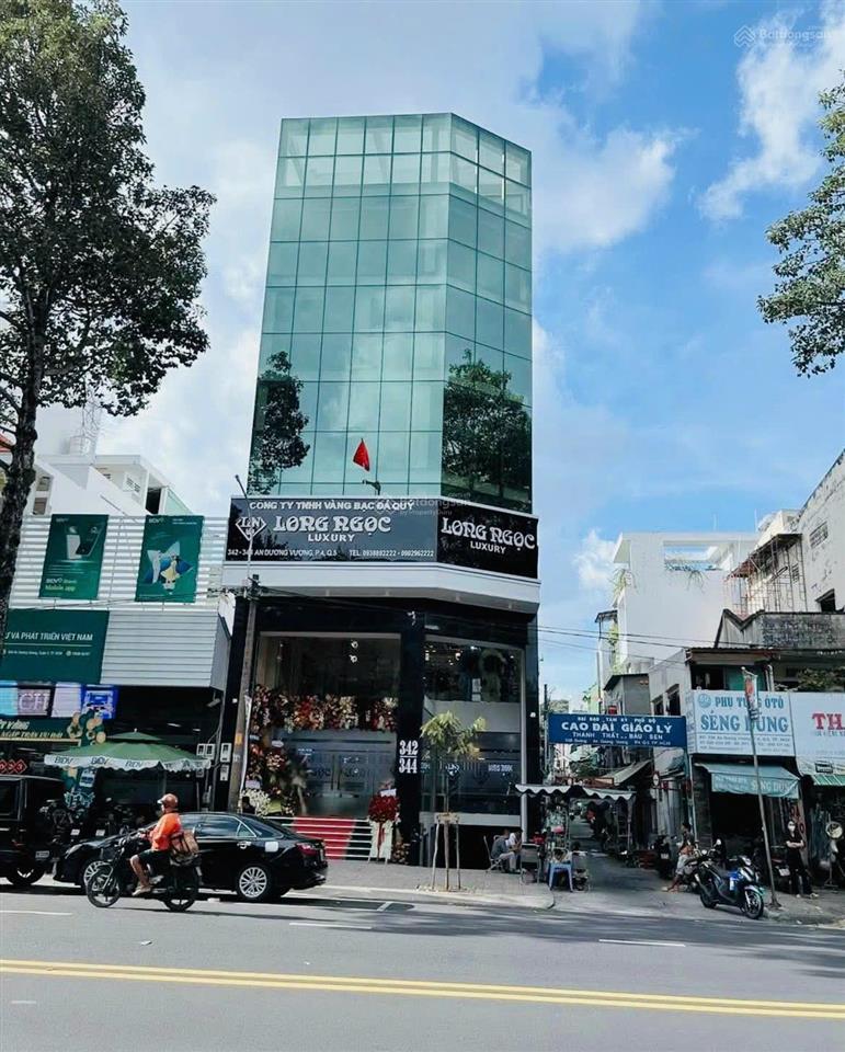 Cho thuê tòa nhà góc 2mt an dương vương, quận 5 dt 9x22m ngay khu sầm uất, 6 lầu thang máy 360tr/th