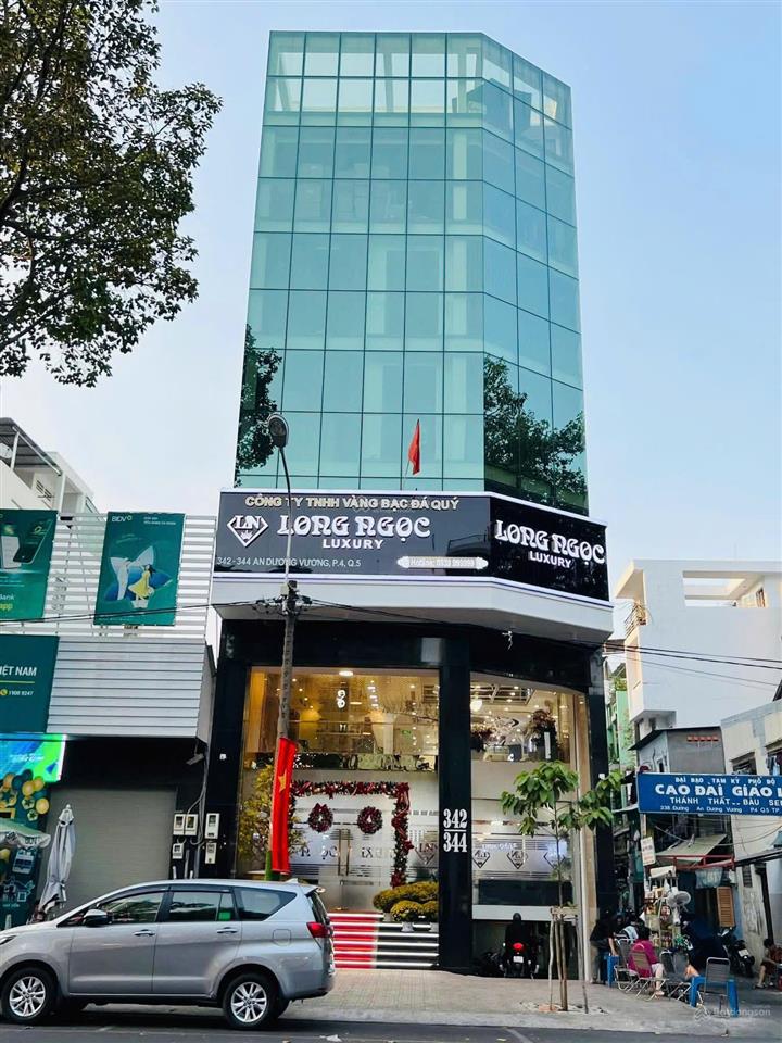 Cho thuê tòa nhà góc 2mt an dương vương, quận 5 dt 9x22m ngay khu sầm uất, 6 lầu thang máy 360tr/th