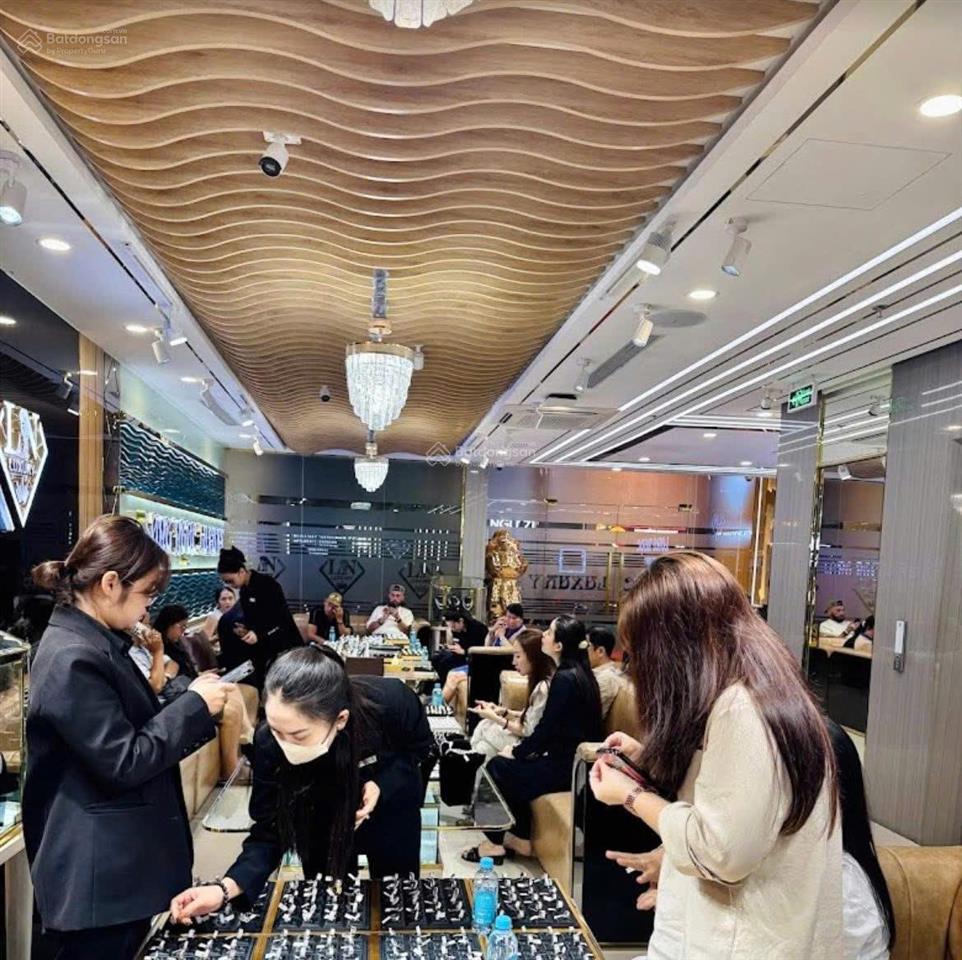 Cho thuê tòa nhà góc 2mt an dương vương, quận 5 dt 9x22m ngay khu sầm uất, 6 lầu thang máy 360tr/th
