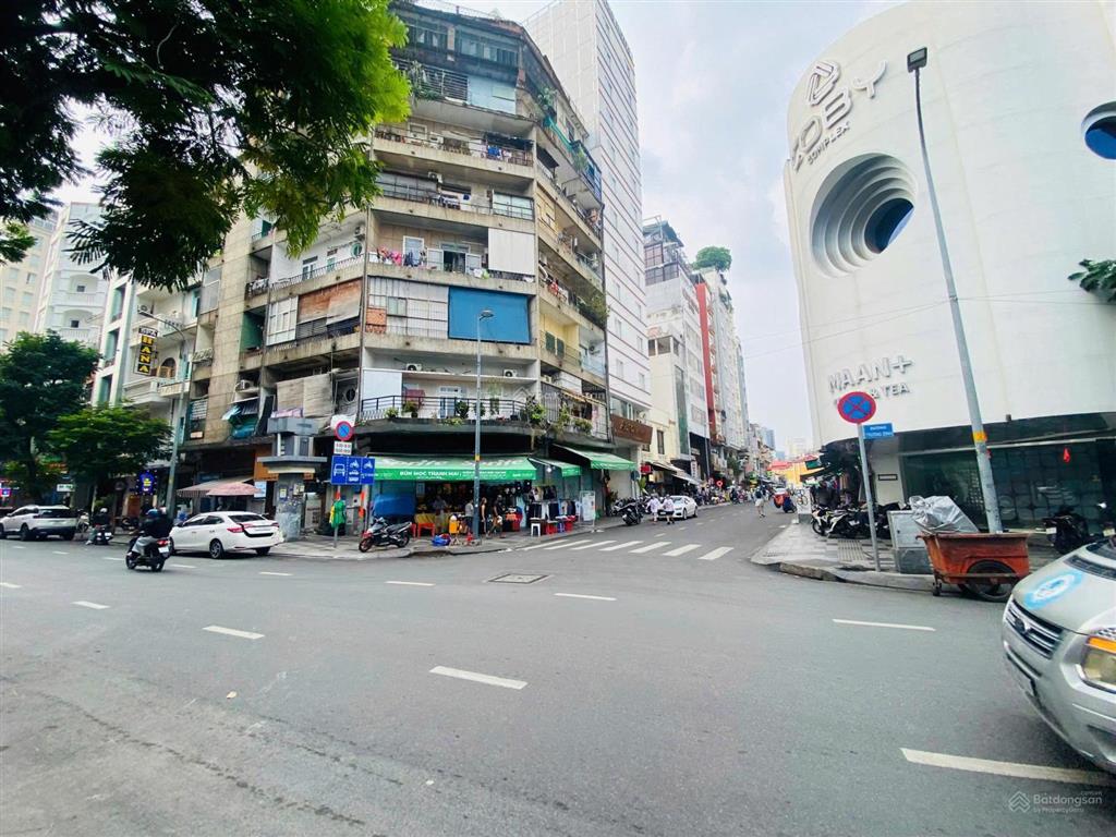 Cho thuê nhà góc 2 mặt tiền 10 trương định, quận 1, dt 17x18m, trệt, 2 lầu trống suốt.