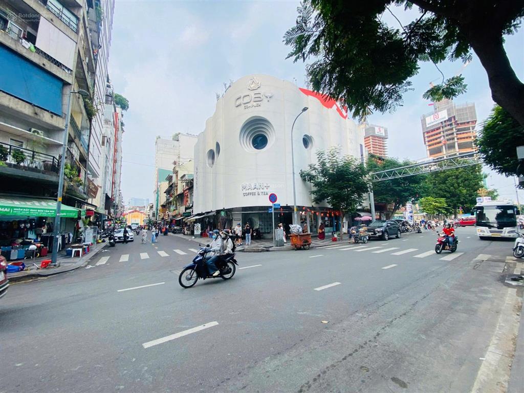 Cho thuê nhà góc 2 mặt tiền 10 trương định, quận 1, dt 17x18m, trệt, 2 lầu trống suốt.