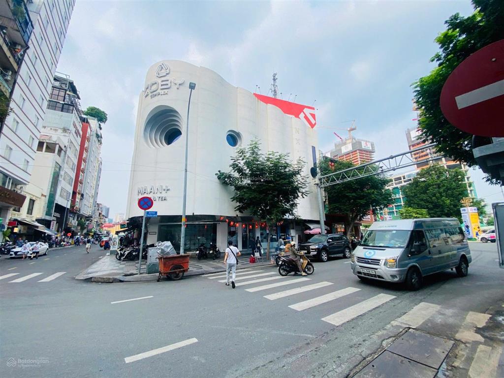 Cho thuê nhà góc 2 mặt tiền 10 trương định, quận 1, dt 17x18m, trệt, 2 lầu trống suốt.