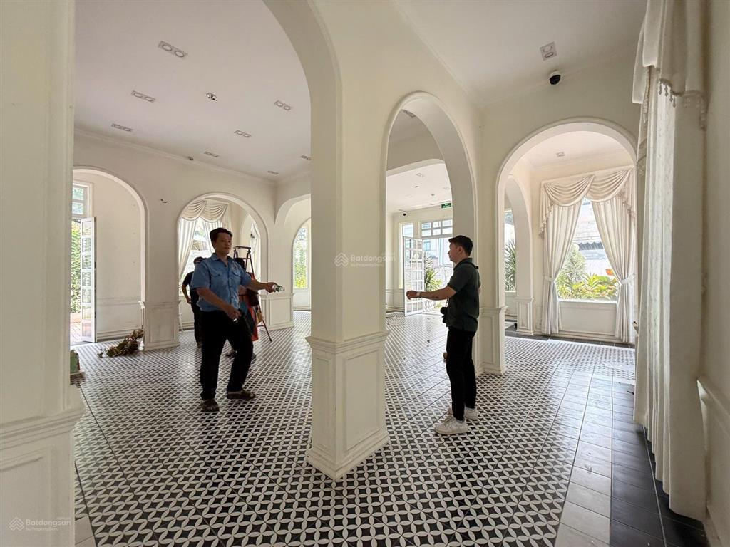 Cho thuê biệt thự đẹp mặt tiền (22m) số 212 võ thị sáu, quận 3, bao gồm sân vườn, trệt và 1 lầu.