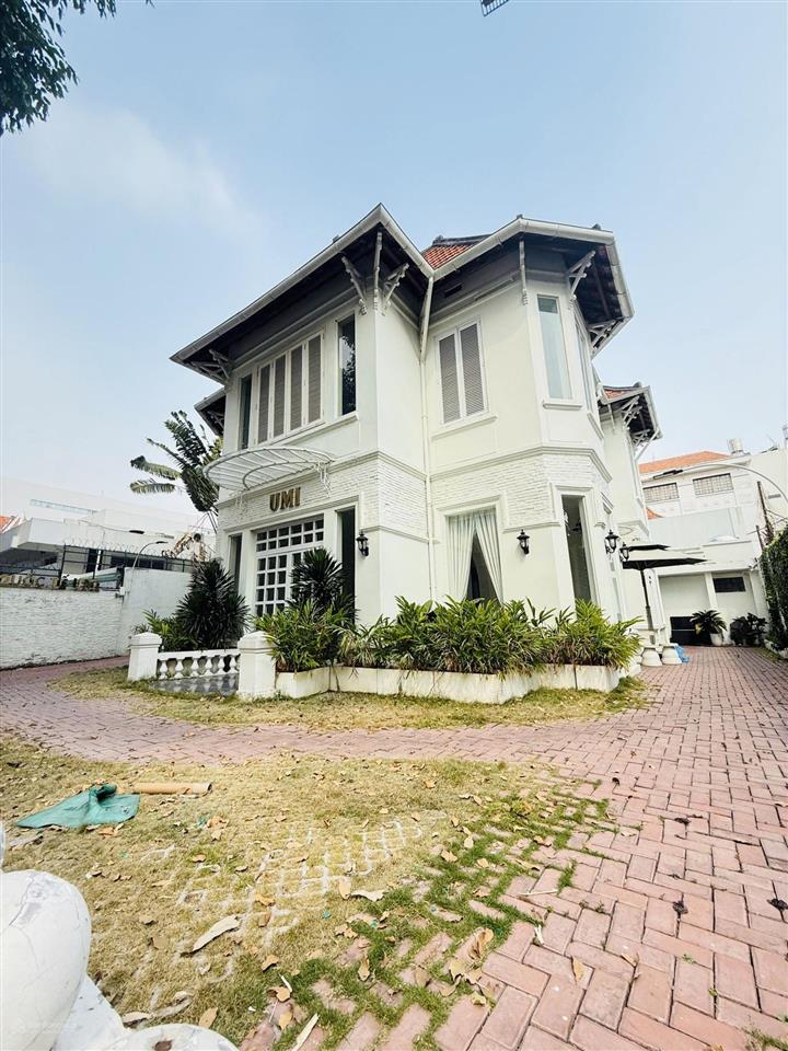 Cho thuê biệt thự đẹp mặt tiền (22m) số 212 võ thị sáu, quận 3, bao gồm sân vườn, trệt và 1 lầu.