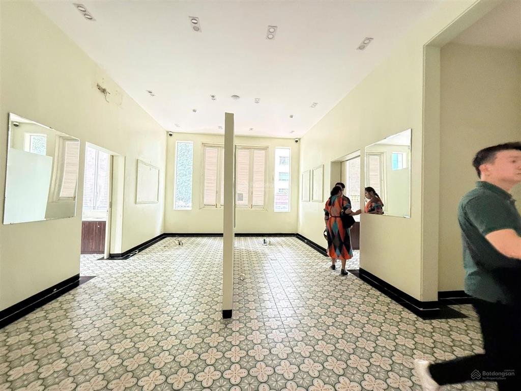 Cho thuê biệt thự đẹp mặt tiền (22m) số 212 võ thị sáu, quận 3, bao gồm sân vườn, trệt và 1 lầu.