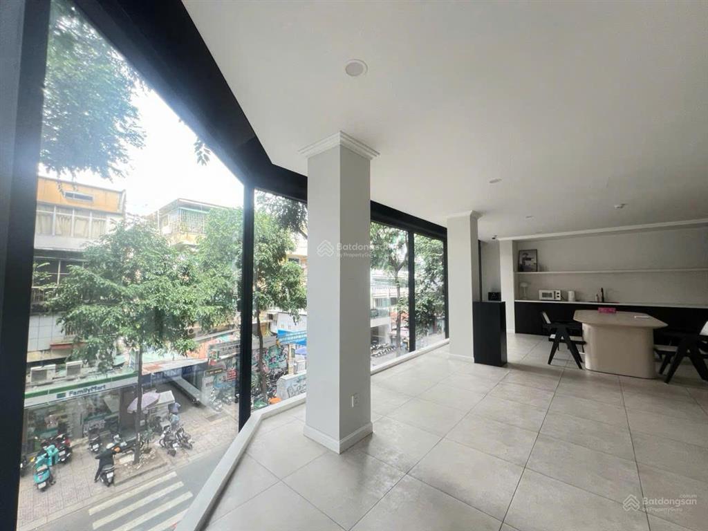 Cho thuê nhà góc 2mt 62 phạm ngọc thạch, quận 3, dt 15x15m, trệt, 4 lầu, nhà đẹp, kinh doanh tự do