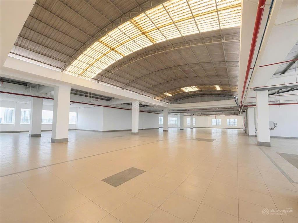 Cần cho thuê sàn văn phòng & thương mại diện tích lớn 2.300m2 giá tốt mt võ văn kiệt, trần cao 5m
