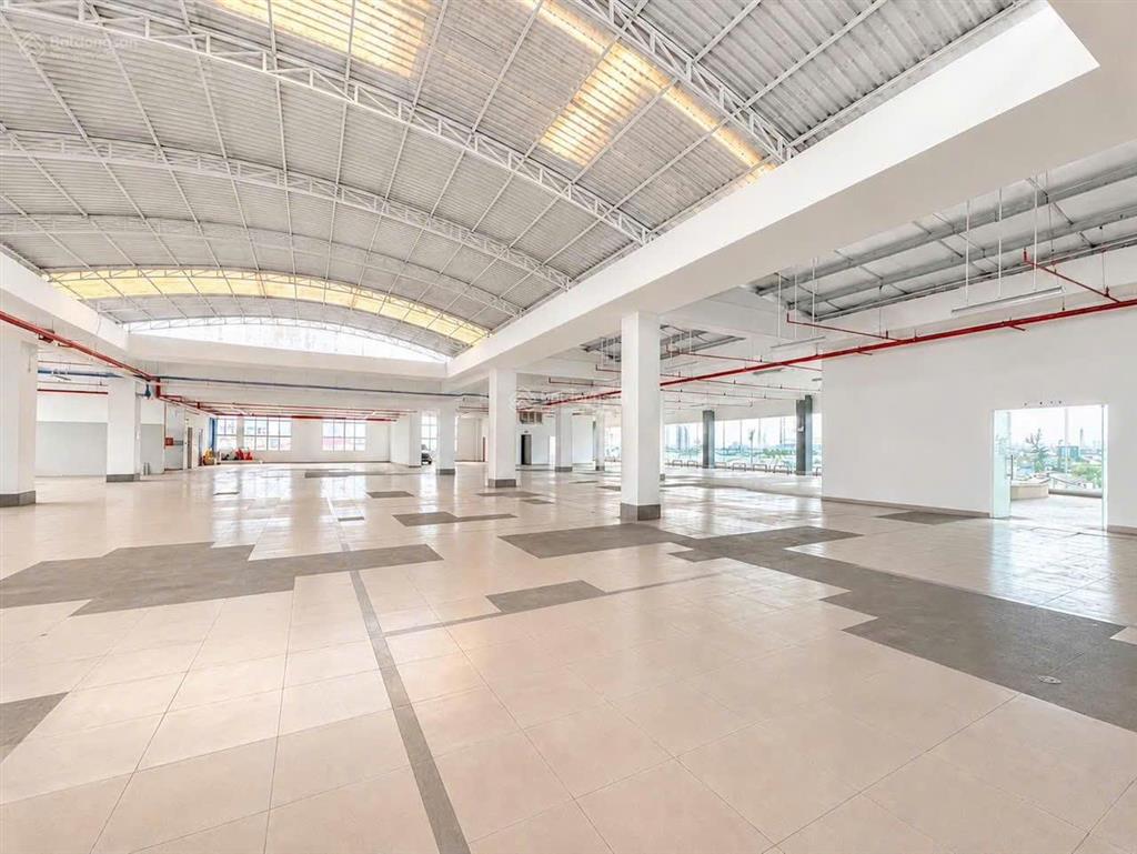 Cần cho thuê sàn văn phòng & thương mại diện tích lớn 2.300m2 giá tốt mt võ văn kiệt, trần cao 5m