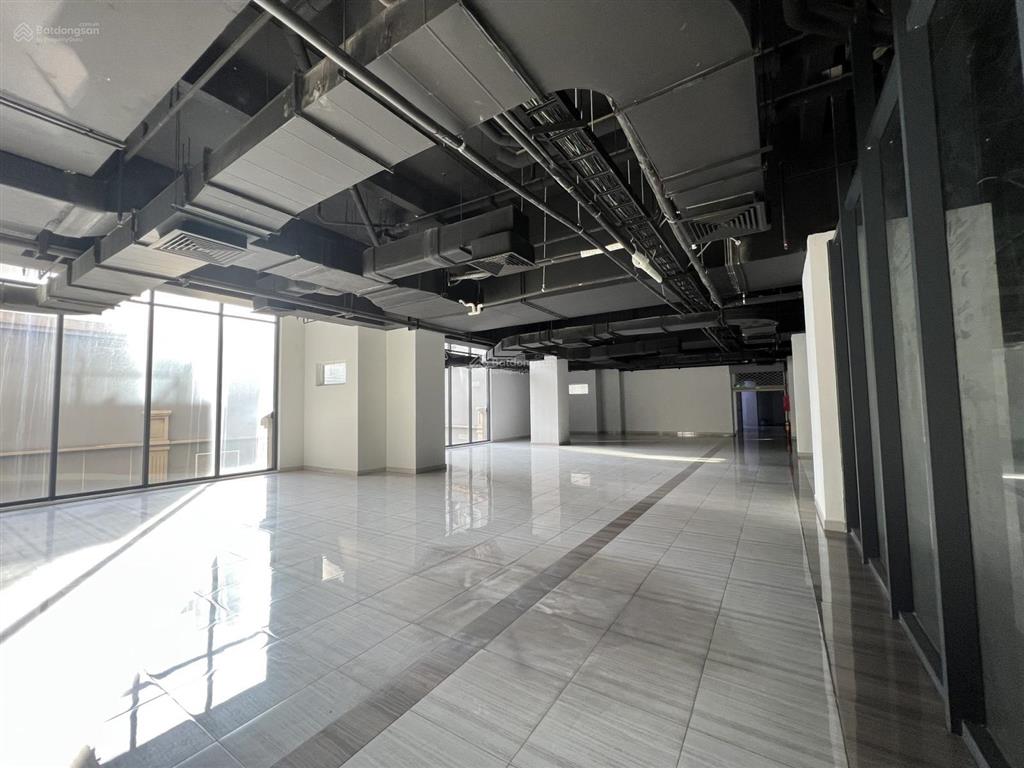Cần cho thuê sàn văn phòng 2.000m2/tầng (có cắt lẻ), sàn hoàn thiện + giá tốt   0906 970 ***