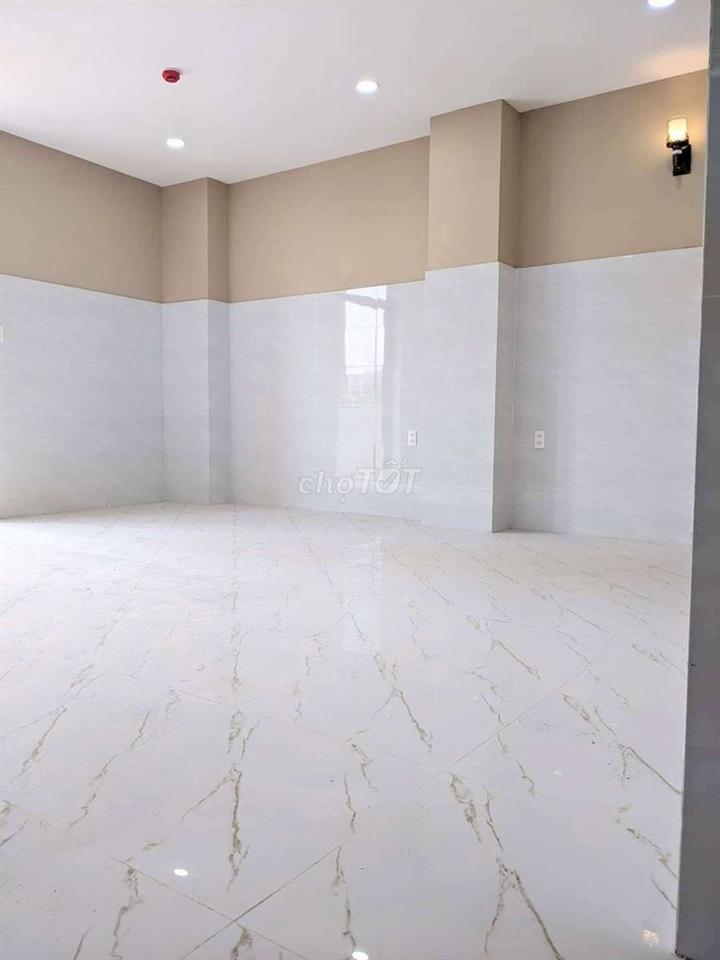 phòng ban công mặt tiền đường phạm hữu lầu 