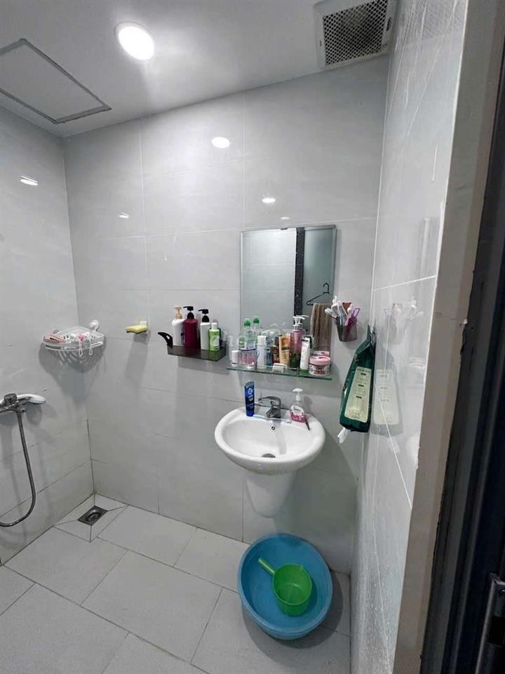 phòng ban công mặt tiền đường phạm hữu lầu 