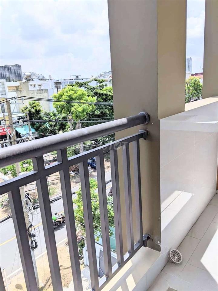 phòng ban công mặt tiền đường phạm hữu lầu 