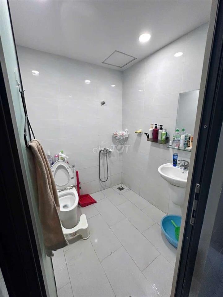 phòng ban công mặt tiền đường phạm hữu lầu 