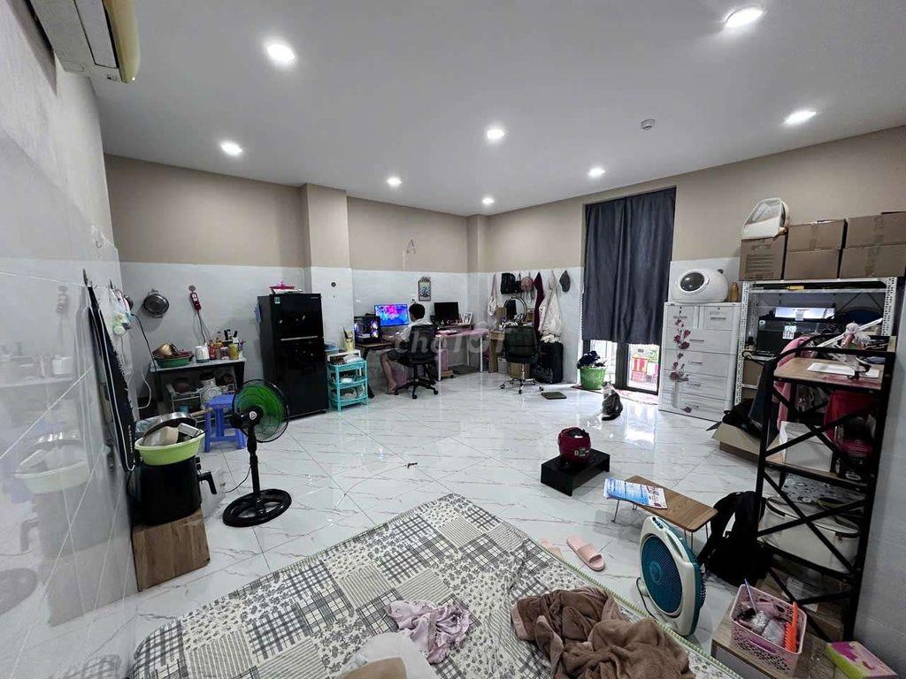 phòng ban công mặt tiền đường phạm hữu lầu 