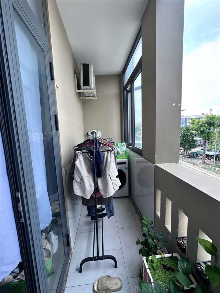 phòng ban công mặt tiền đường phạm hữu lầu 