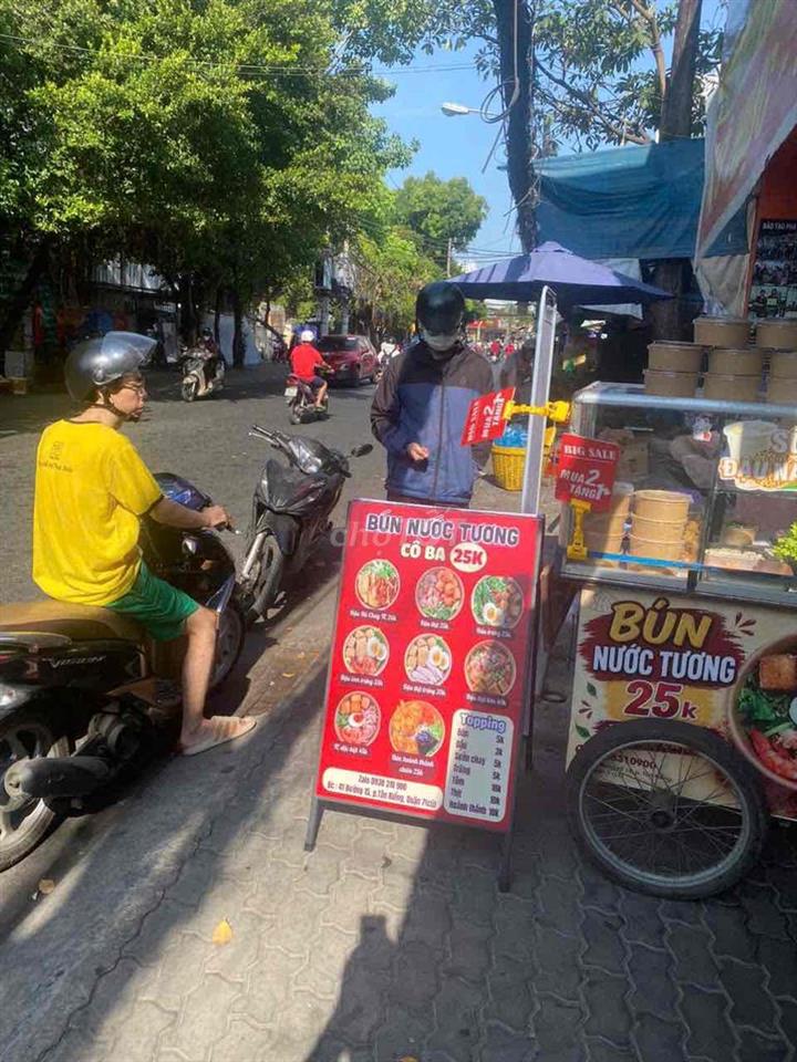 Cần share mặt bằng vỉa hè đường chính đông người qua lại