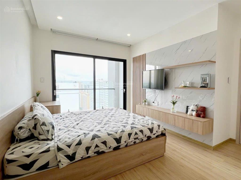 Căn hộ 3pn 133m2 căn góc riêng đang được rao bán với giá cực tốt. hành lang có cổng riêng