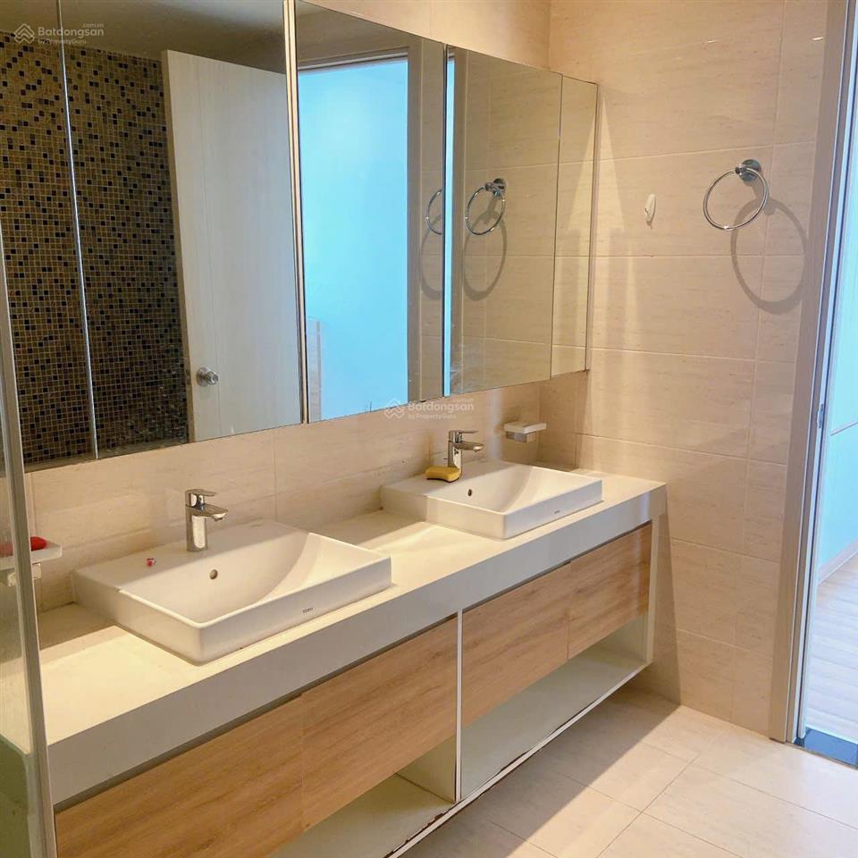 Căn hộ 3pn 133m2 căn góc riêng đang được rao bán với giá cực tốt. hành lang có cổng riêng