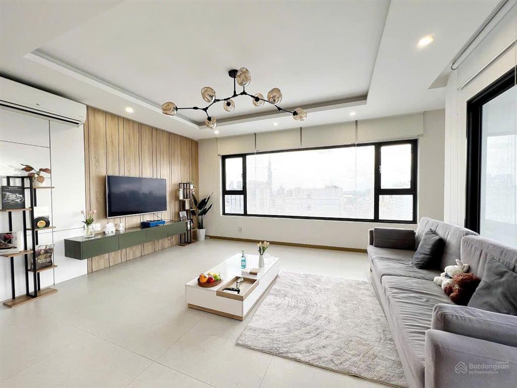 Căn hộ 3pn 133m2 căn góc riêng đang được rao bán với giá cực tốt. hành lang có cổng riêng