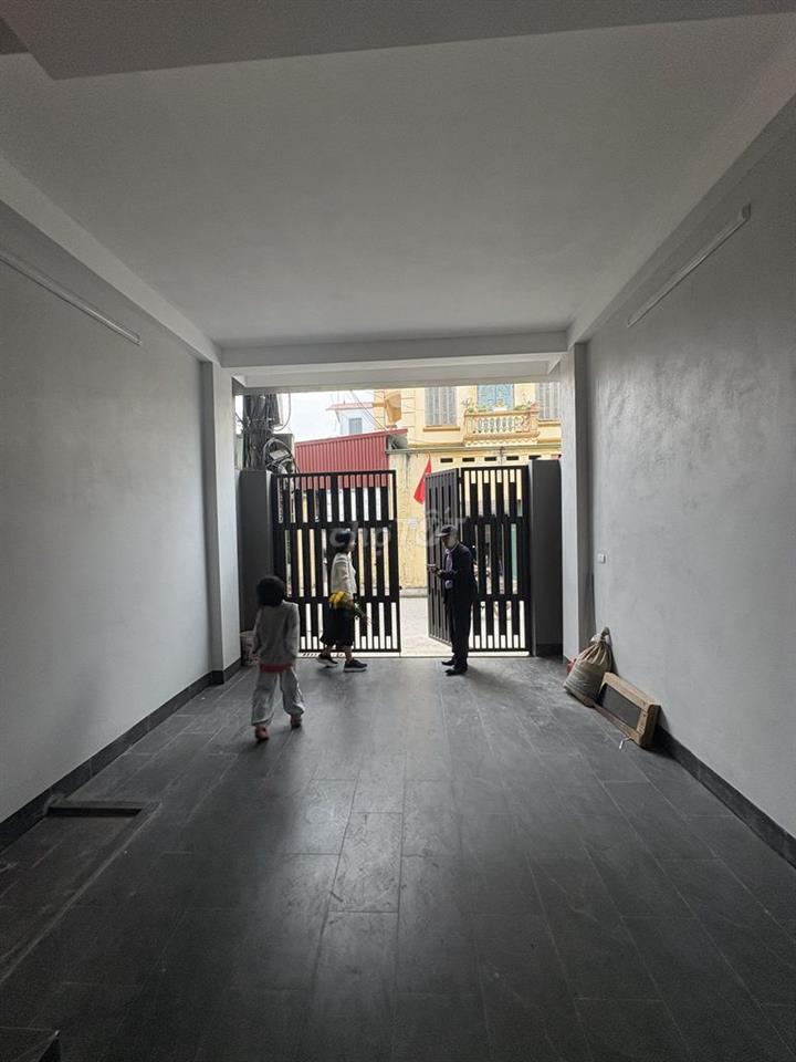 Cho thuê nhà Bát Khối, LB 70m2 x 3 tầng, 4 ngủ, 4WC, gara, sân thượng