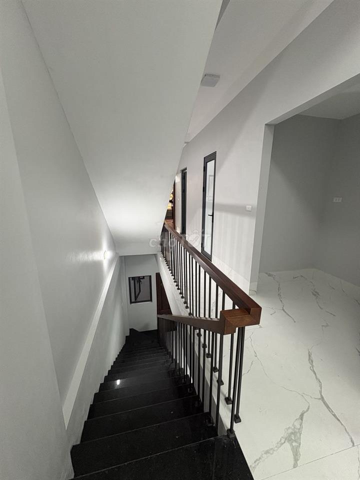 Cho thuê nhà Bát Khối, LB 70m2 x 3 tầng, 4 ngủ, 4WC, gara, sân thượng