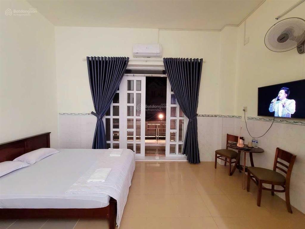 Bán gấp hotel gía chỉ 4.2 tỷ mt đường hoàng văn thụ 5x30m 3 lầu có 10 phòng đang kinh doanh