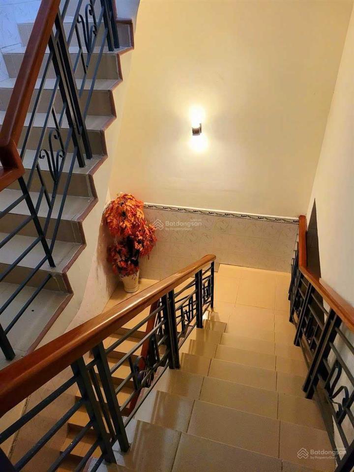 Bán gấp hotel gía chỉ 4.2 tỷ mt đường hoàng văn thụ 5x30m 3 lầu có 10 phòng đang kinh doanh