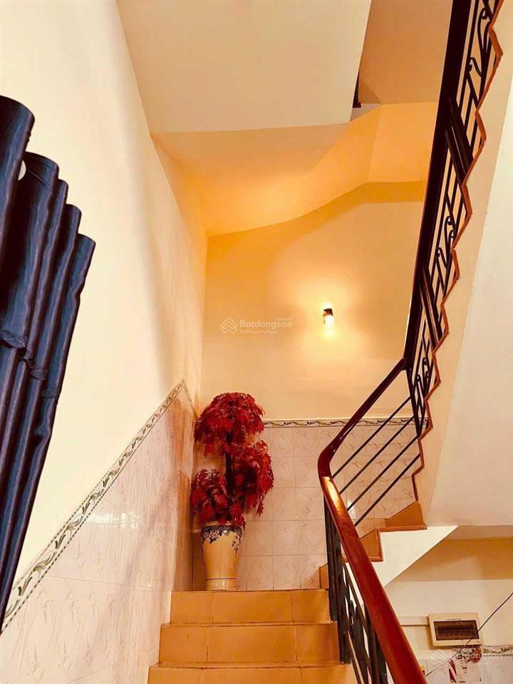 Bán gấp hotel gía chỉ 4.2 tỷ mt đường hoàng văn thụ 5x30m 3 lầu có 10 phòng đang kinh doanh