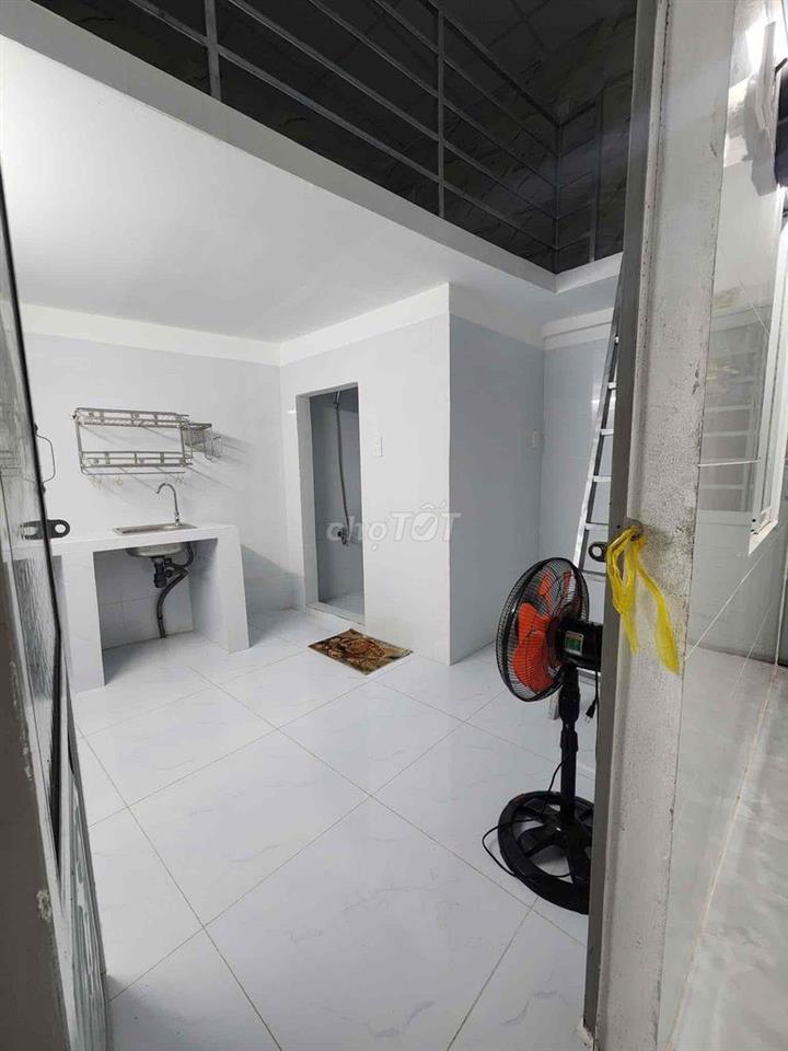 Nhượng phòng trọ 803 Huỳnh Tấn Phát  Do có việc cá nhân cần chuyển đi