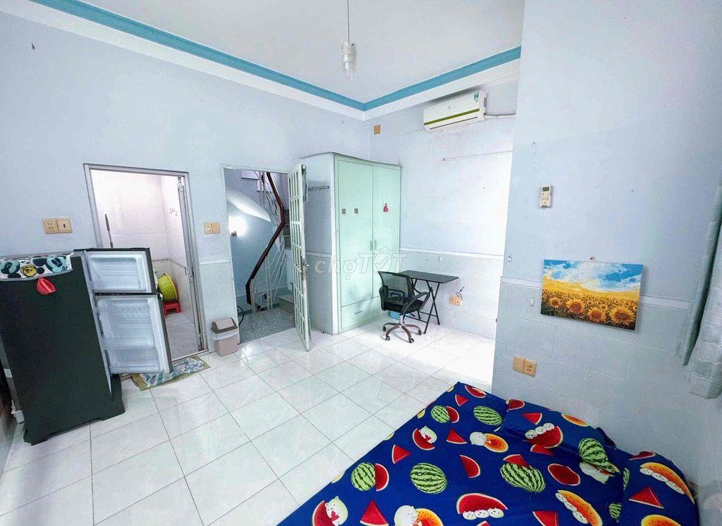TRỐNG PHÒNG BAN CÔNG CHO NỮ THUÊ KV GIÁP Q1