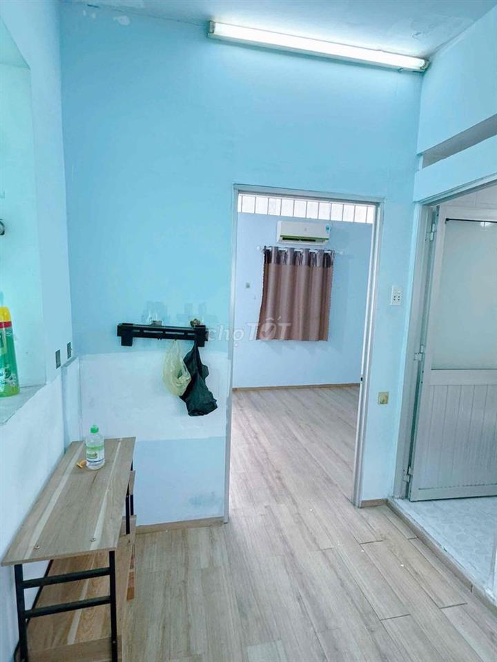 TRỐNG PHÒNG BAN CÔNG CHO NỮ THUÊ KV GIÁP Q1