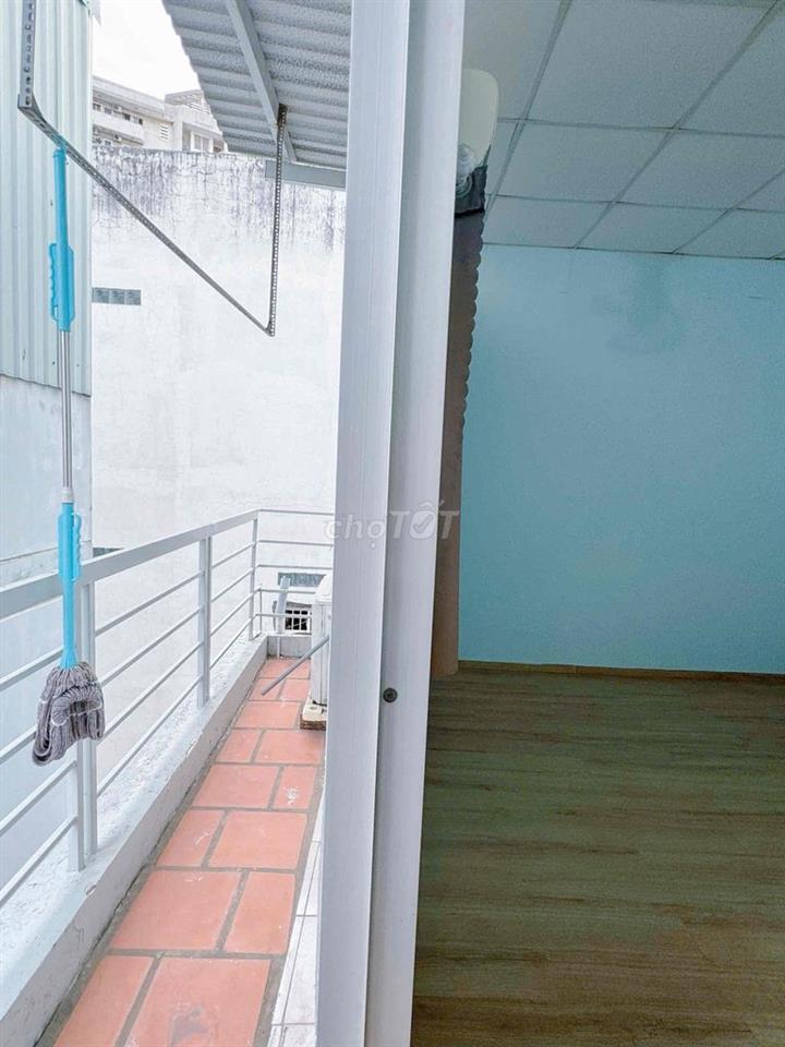 TRỐNG PHÒNG BAN CÔNG CHO NỮ THUÊ KV GIÁP Q1