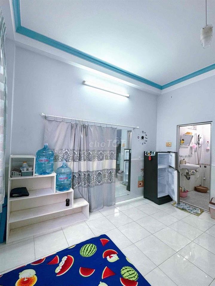 TRỐNG PHÒNG BAN CÔNG CHO NỮ THUÊ KV GIÁP Q1