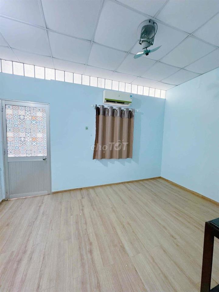 Phòng ban công cho NỮ thuê có máy lạnh GIÁP Q1