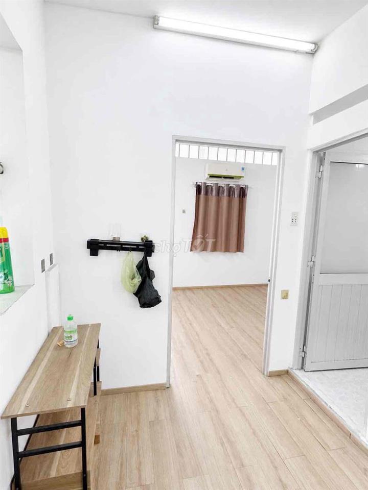 PHÒNG BAN CÔNG, CHO NỮ THUÊ GIÁP QUẬN 1