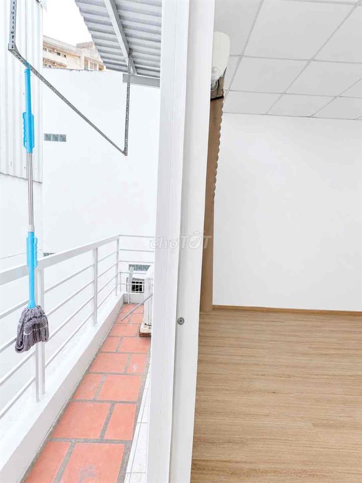 PHÒNG BAN CÔNG, CHO NỮ THUÊ GIÁP QUẬN 1