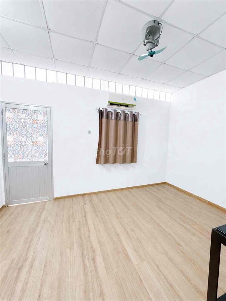 PHÒNG BAN CÔNG, CHO NỮ THUÊ GIÁP QUẬN 1