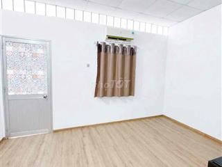 PHÒNG BAN CÔNG, CHO NỮ THUÊ GIÁP QUẬN 1