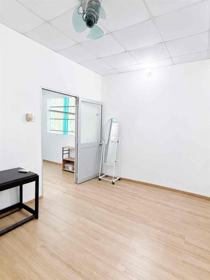 PHÒNG BAN CÔNG, CHO NỮ THUÊ GIÁP QUẬN 1