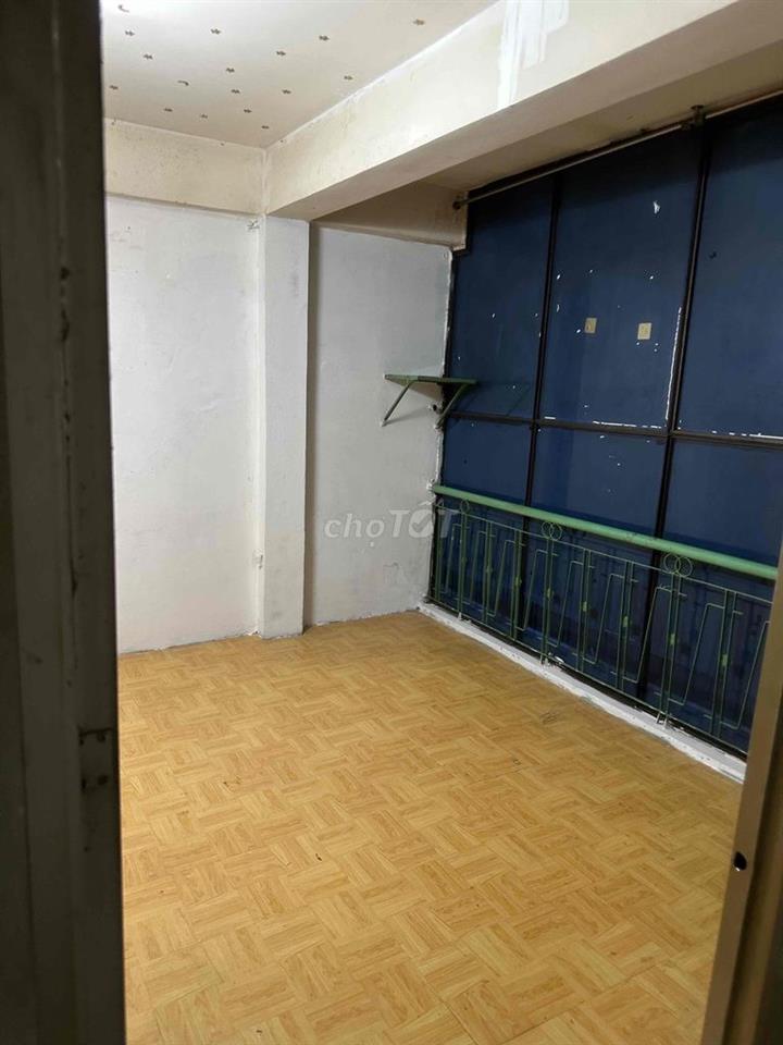 phòng kiếng nhà đúc lầu một 12m2
