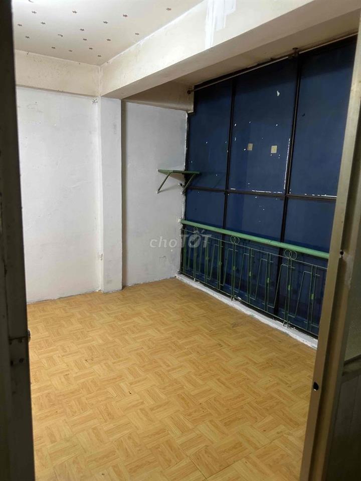 phòng kiếng nhà đúc lầu một 12m2