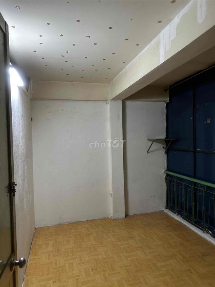 phòng kiếng nhà đúc lầu một 12m2