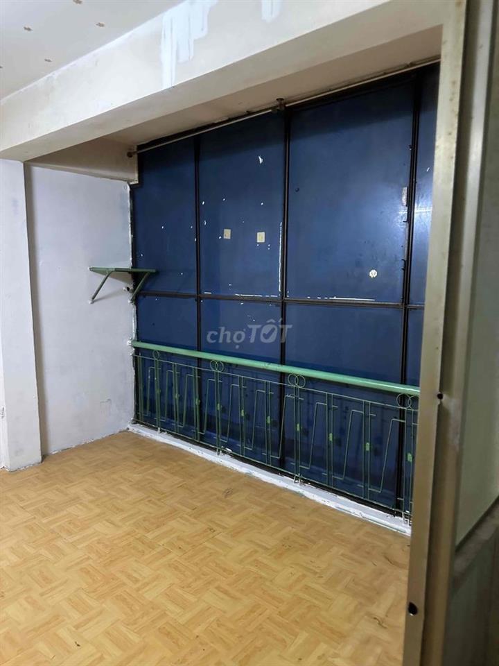 phòng kiếng nhà đúc lầu một 12m2