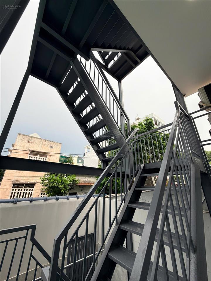 Căn hộ có gác, cửa sổ ngoài cực thoáng ngay lê văn việt, sát vách khu cnc