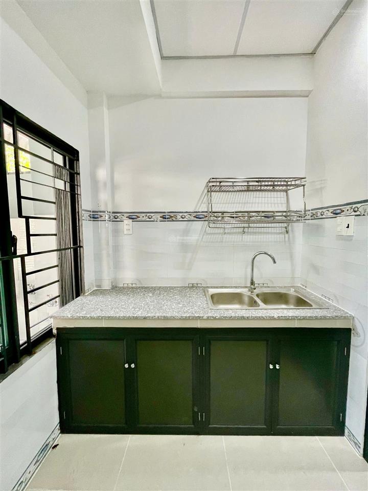 Phòng có máy lạnh ngay đỗ xuân hợp, cđ kinh tế đối ngoại, đi bộ 3p đến trường