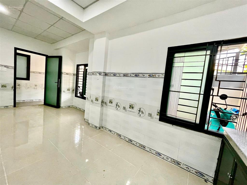 Phòng có máy lạnh ngay đỗ xuân hợp, cđ kinh tế đối ngoại, đi bộ 3p đến trường
