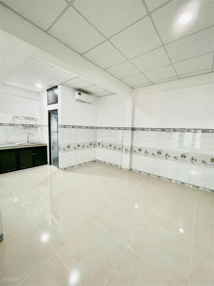 Phòng có máy lạnh ngay đỗ xuân hợp, cđ kinh tế đối ngoại, đi bộ 3p đến trường