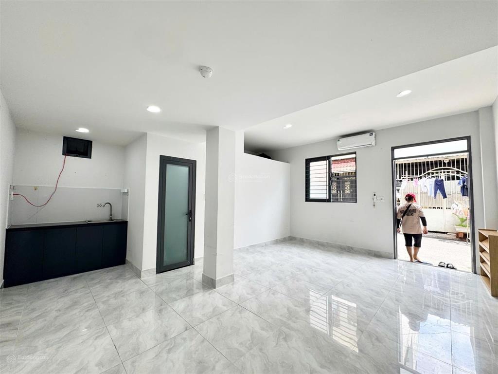 Kiot mặt tiền đường  phòng riêng tư, có cửa sổ lớn sát vách khu cnc